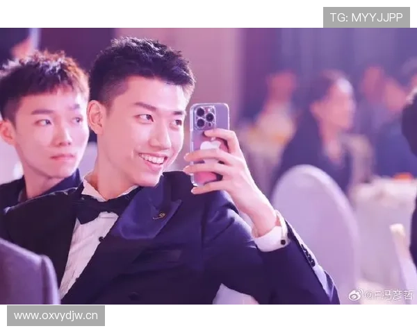 刷到冯彦哲随手一掏就能买下我们一个月工资的那张图，我欲哭无泪